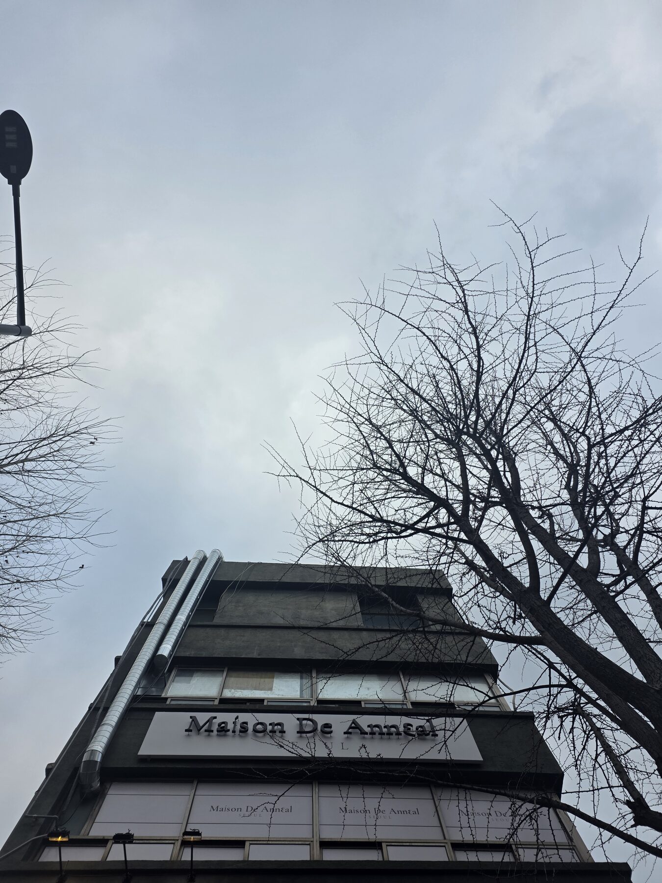 Maison Soavela 공방의 어닐링 — 불꽃 위에서 금속을 부드럽게 만드는 과정