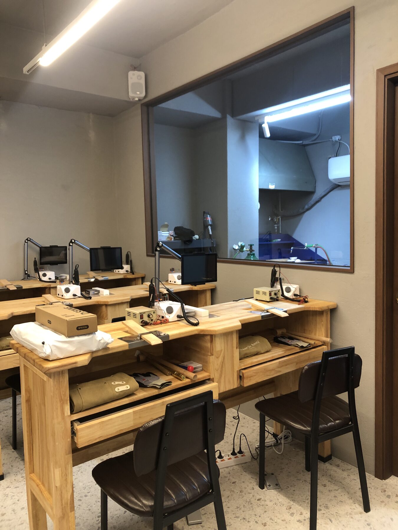 작업 중인 반지의 디테일 클로즈업